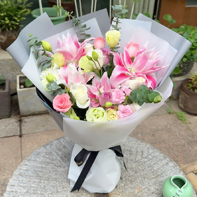 太原9朵玫瑰混搭百合，爱恋纯真无邪